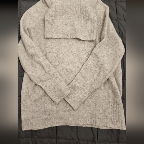 The Group Babaton turtleneck - Picture 1 of 2